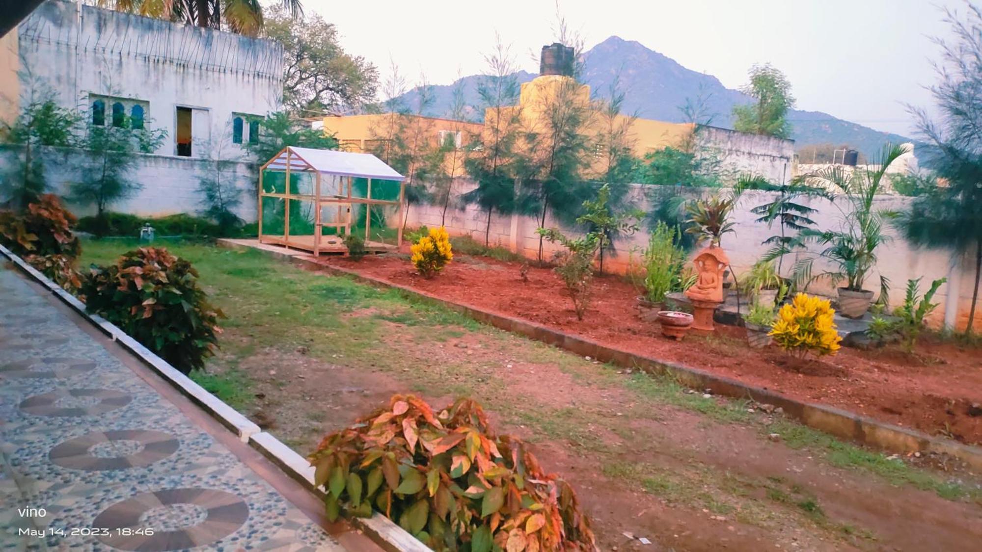 Aadhya guest house Tiruvannāmalai Extérieur photo